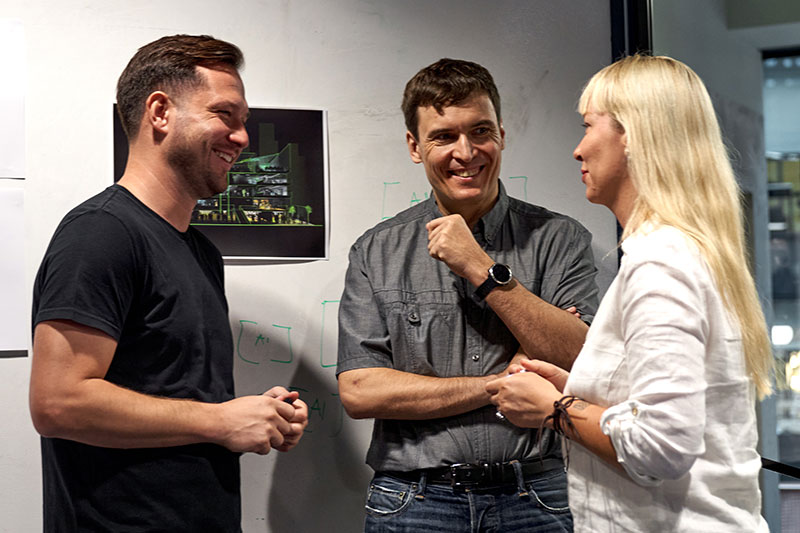 Aureliusz, Dariusz Jemielniak, and Aleksandra Przegalinska discussing the project in office